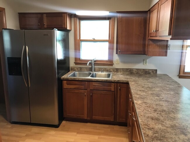 Building Photo - Large 5 bed 3 bath family home with two separate kitchens! Close to Augustana!