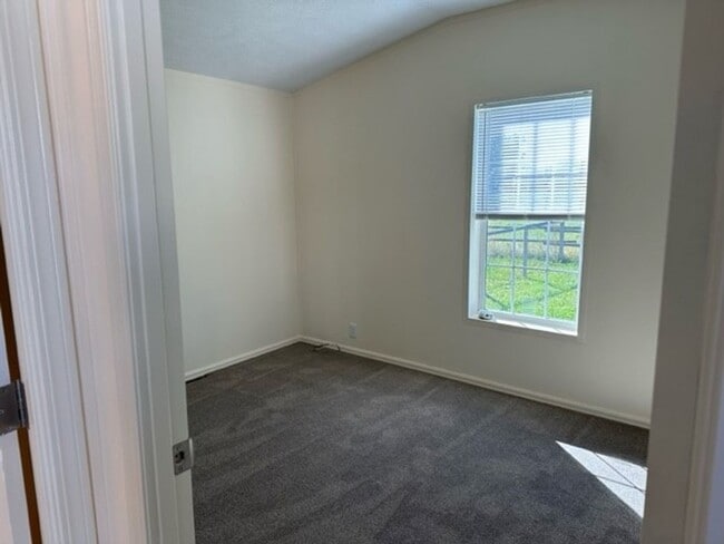 Building Photo - 2 bed, 2 bath, detached heated shop, great...