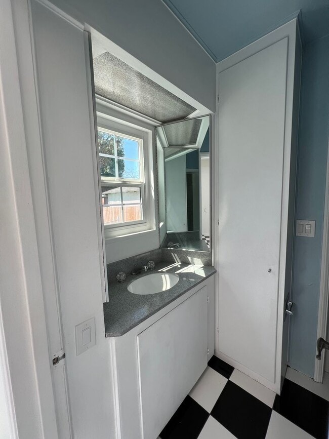 Building Photo - Adorable pool home in Sherman Oaks