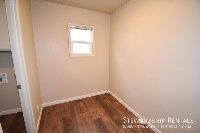 Building Photo - 1376 W 6th Ave