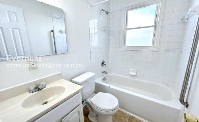 Building Photo - 5 Bancroft Ave