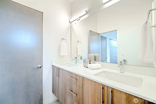 Building Photo - Seward Park Modern 2-Bedroom Home