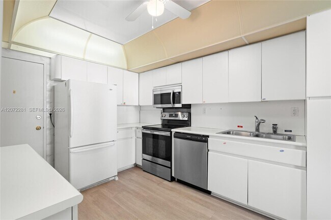 Building Photo - 5001 Collins Ave