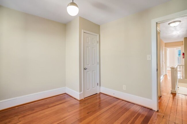 Building Photo - Sleek Kingman Park Abode!