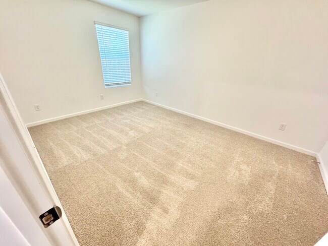Building Photo - On quiet, dead end Street 3 bedroom 2 1/2 bath townhome
