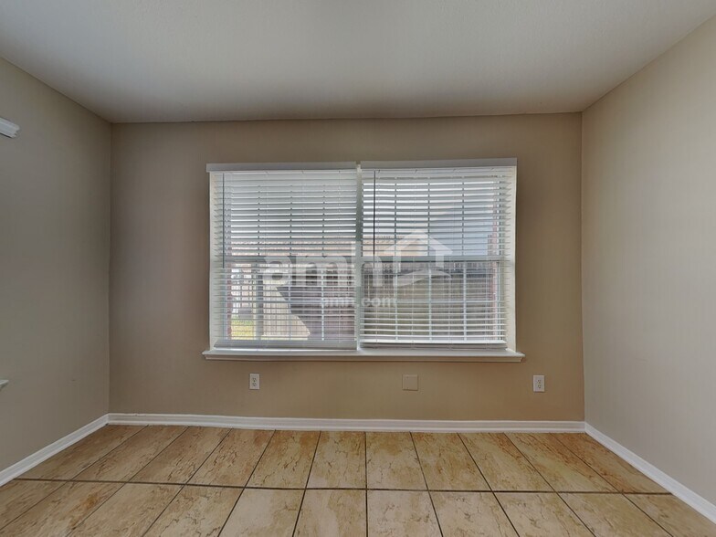 Building Photo - 439 Pinewood Ridge Dr