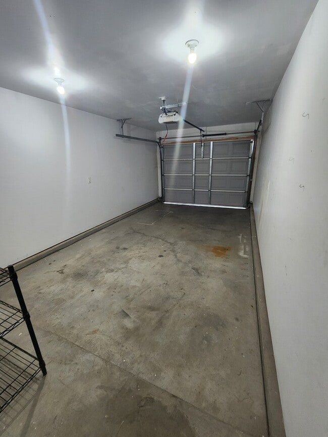 Building Photo - 3 bed 2 bath home, 1 car garage