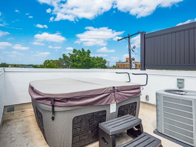 Building Photo - 1438 Indianola Ave