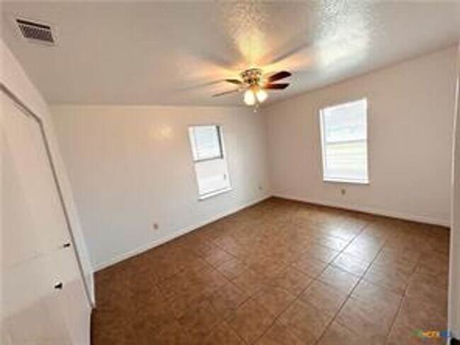 Building Photo - 2 Bed / 1 Bath Duplex Unit In Killeen