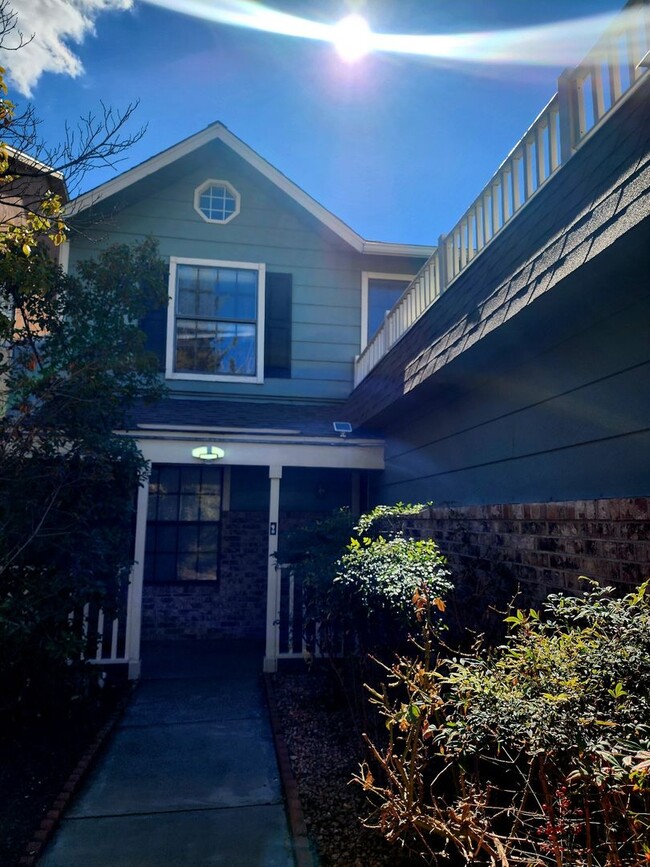 Building Photo - Three Bedroom Charming Neighborhood
