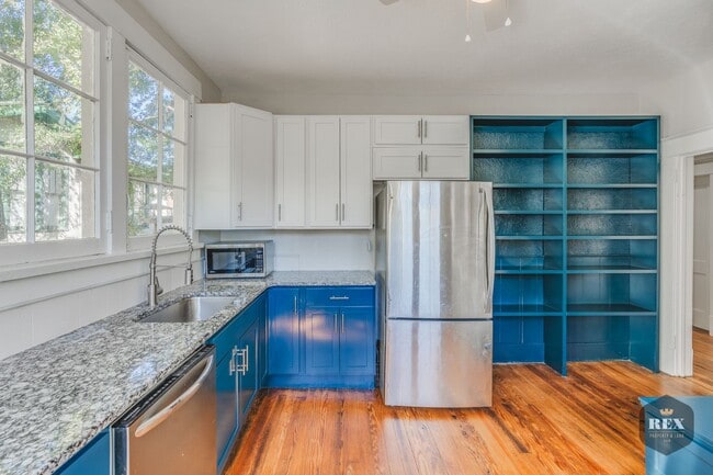 Building Photo - Central Location, Hardwood Floors, Recently Updated