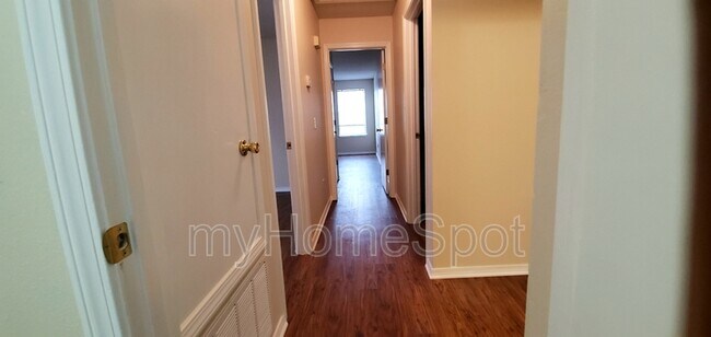 Building Photo - 425 Pine Crescent Way