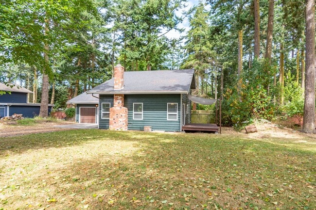 Building Photo - Charming 3 Bed, 2 Bath Home on a Quiet Street