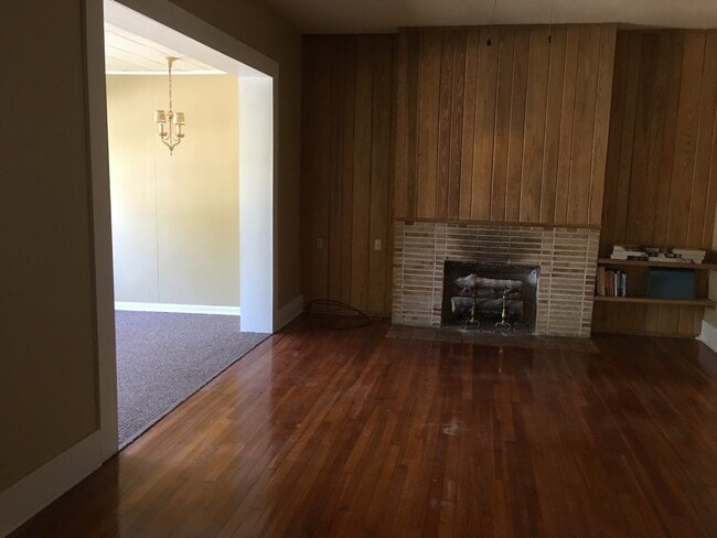 Building Photo - NOT AVAILABLE FOR SHOWING UNTIL MID MAY Home with Beautiful Tuscawilla Park as your yard.