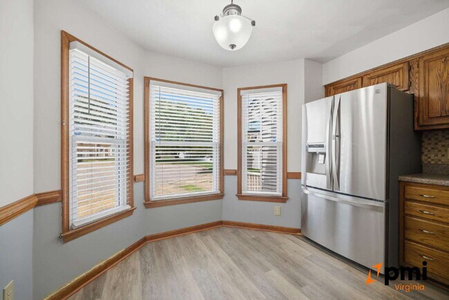Building Photo - UPDATED 3 BEDROOM 2.5 BATH, FENCED YARD PETS ALLOWED