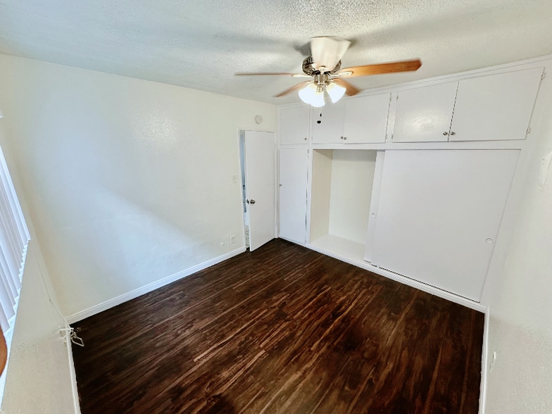 Building Photo - 911 E 10th St