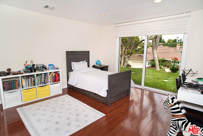 Building Photo - 3835 Sapphire Dr