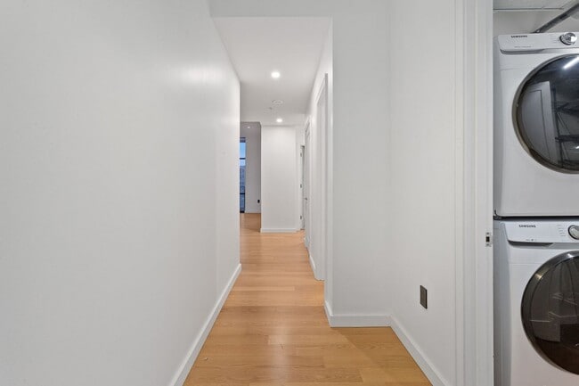 Building Photo - Exquisite 1BD/1.5BTH Condo Unit in the Pea...