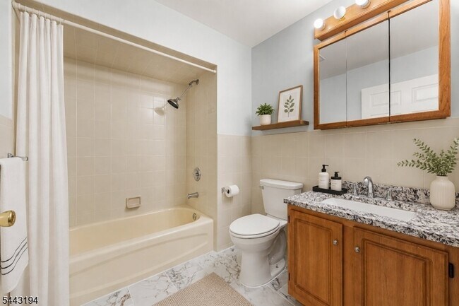 Building Photo - 230 Vasser Dr