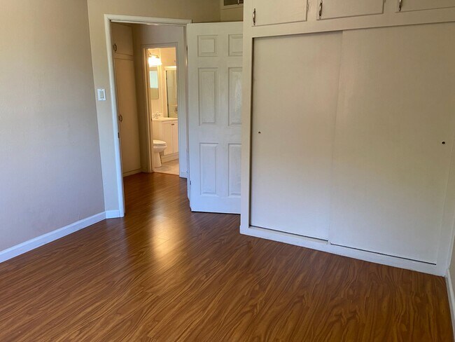 Building Photo - Well maintained 2 bed/1 bath unit in heart of Walnut Creek