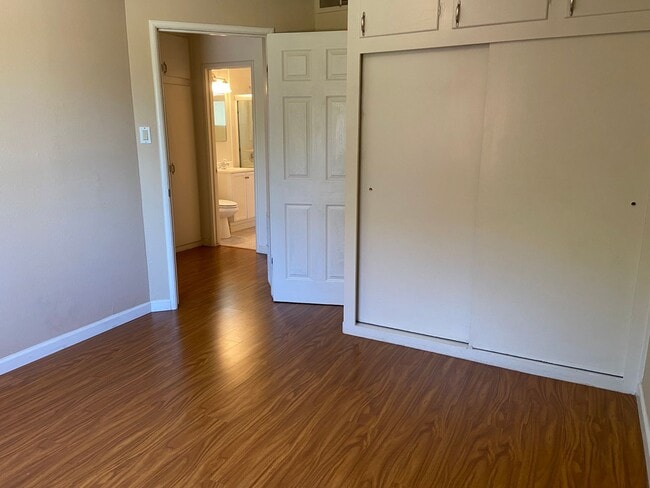 Building Photo - Well maintained 2 bed/1 bath unit in heart...