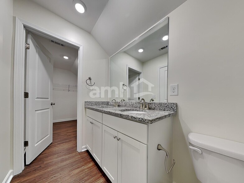 Building Photo - 307 Camp dr