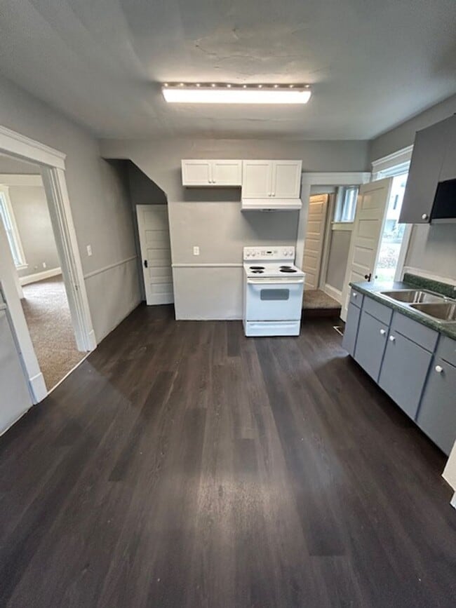 Building Photo - 3 Bed - 1 Bath Single Family Home in Elyria