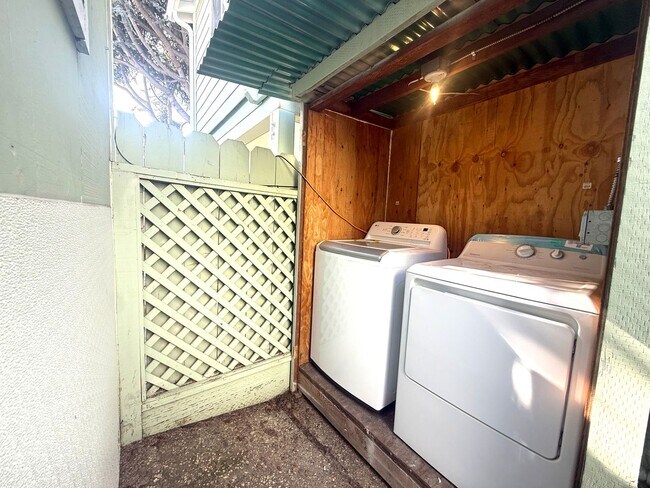 Building Photo - N Claremont