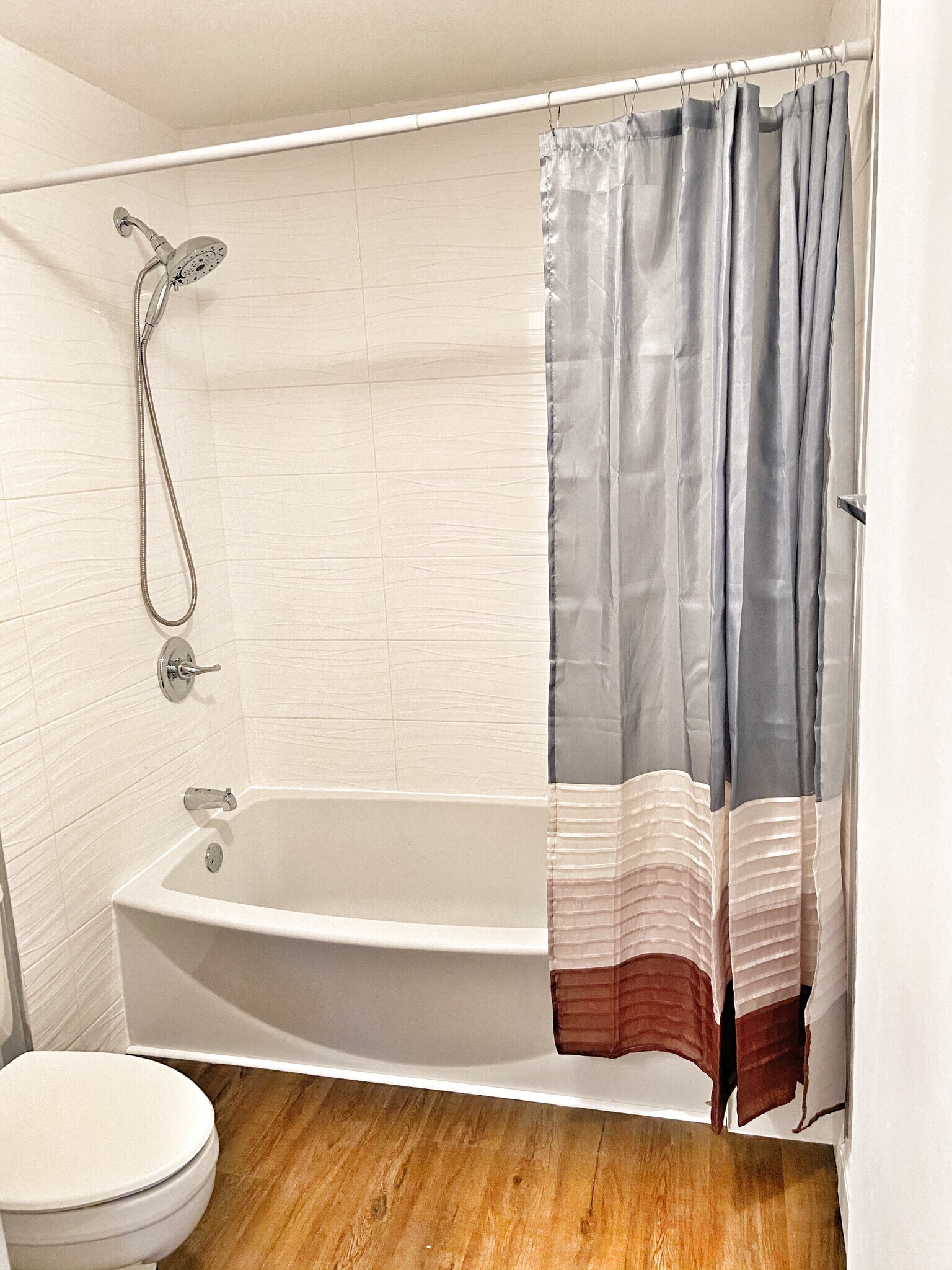 master bathroom, hot tub - 1096 Woodshire Ln
