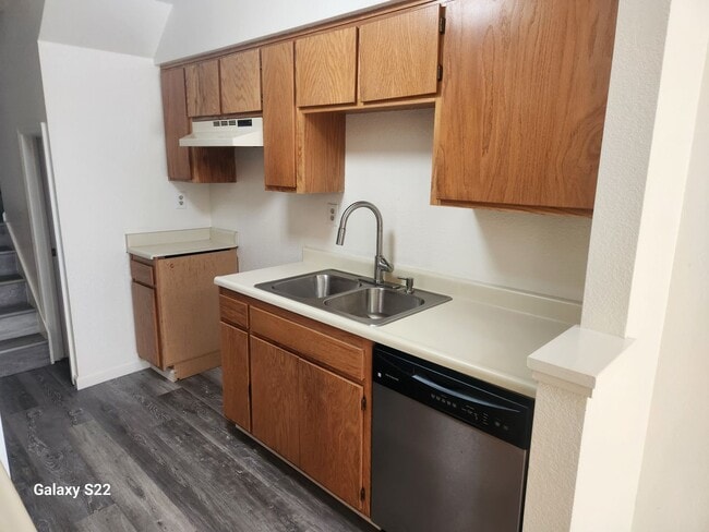 Building Photo - Beautiful two story condo in a well maintained complex, and close to everything!!