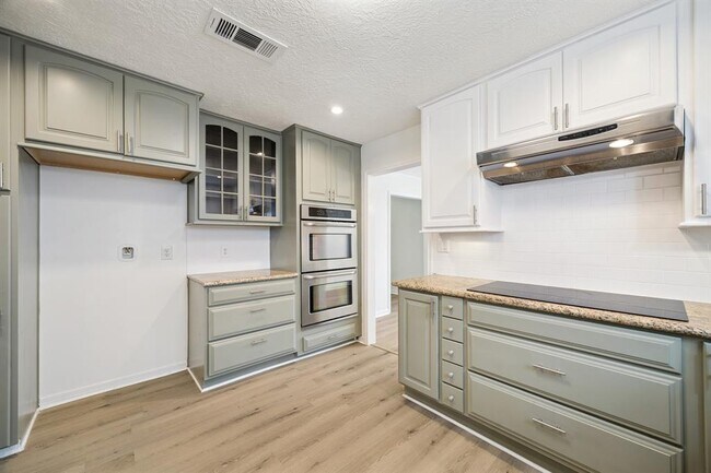 Building Photo - 25402 Lynbriar Ln