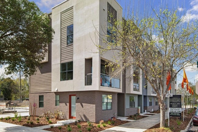 Building Photo - Newer Construction - Multi-Level Home with...