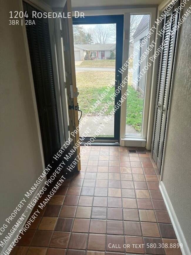 Building Photo - 1204 Rosedale Dr