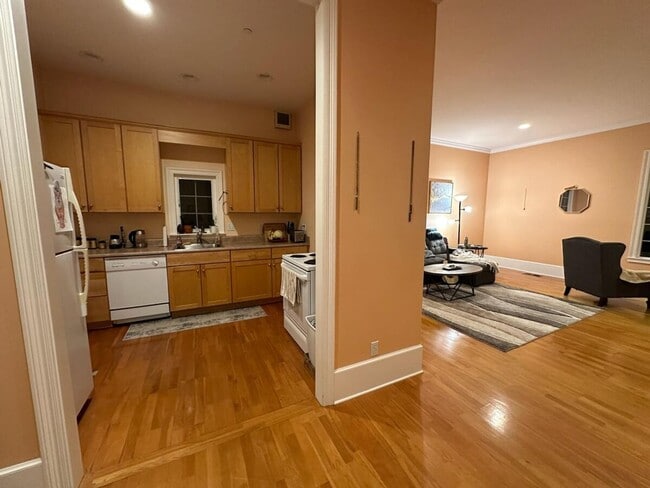 Building Photo - One of a kind furnished apartment on Creek...