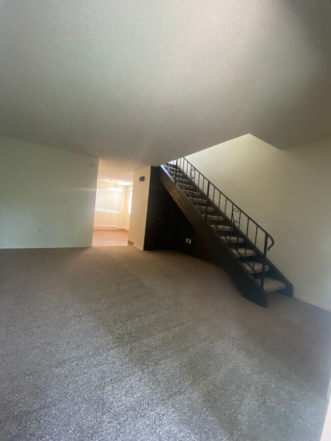 Building Photo - South Hill Triplex-Nestled away in private...
