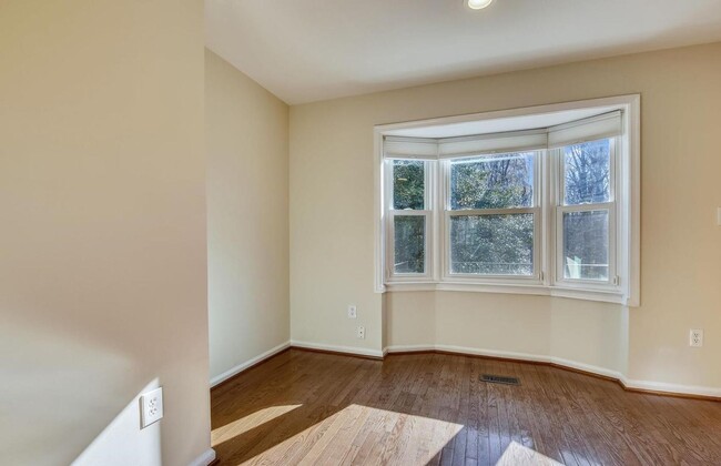 Building Photo - Fabulous 3BR/3.5BA Potomac Townhome, in In...