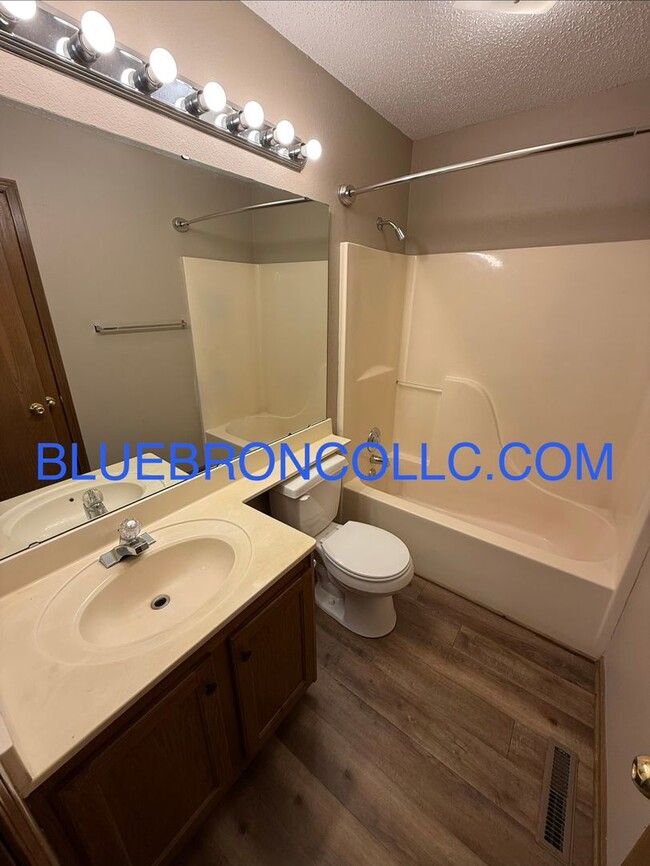 Building Photo - Spacious 4 bedroom unit with many features to love.