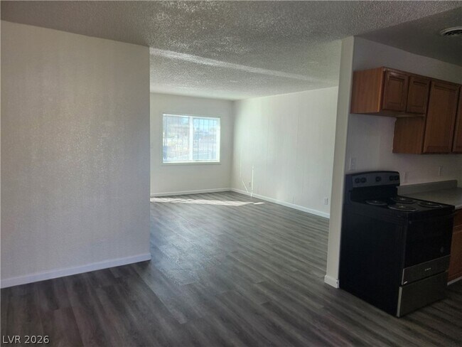Building Photo - 2700 E Basswood Ave
