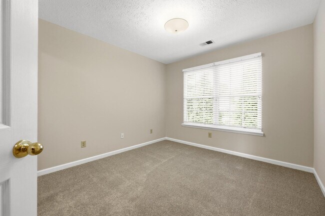 Building Photo - 3013 Redbud Ct