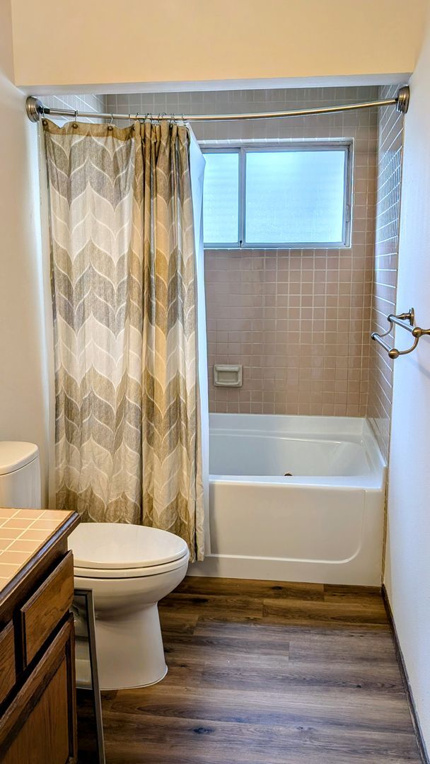Building Photo - Spacious 3 Bedroom Townhome in Small Complex