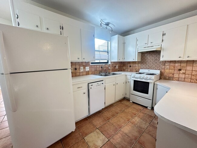 Building Photo - Cozy Townhome close to Mansfield Road....