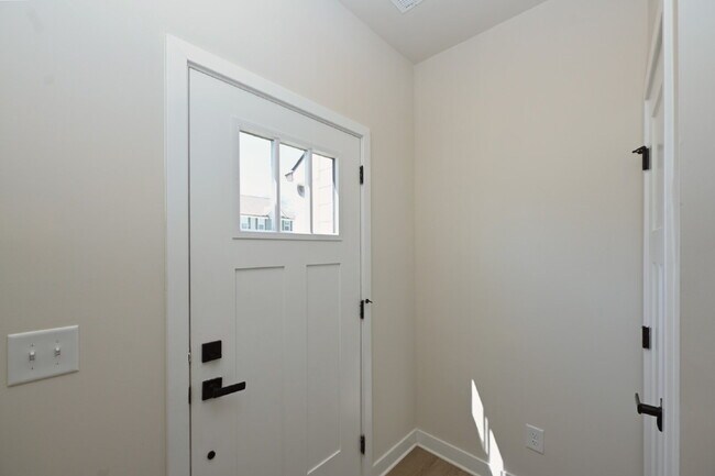 Building Photo - Updated Gallatin Townhome | 3BR + Garage, W/D Included