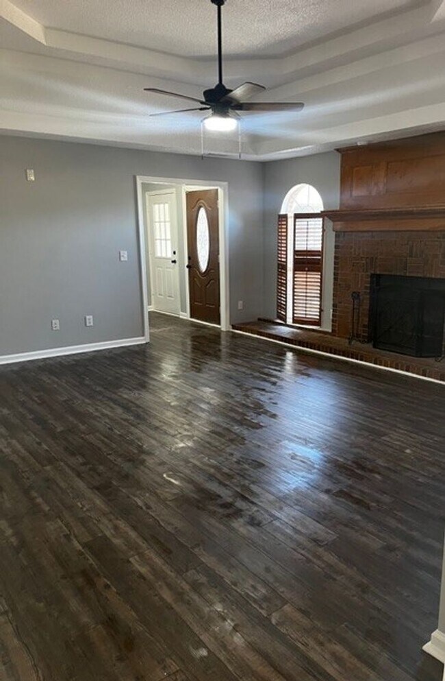 Building Photo - Charming All-Brick Corner Lot Home with Hot Tub & Fenced Yard