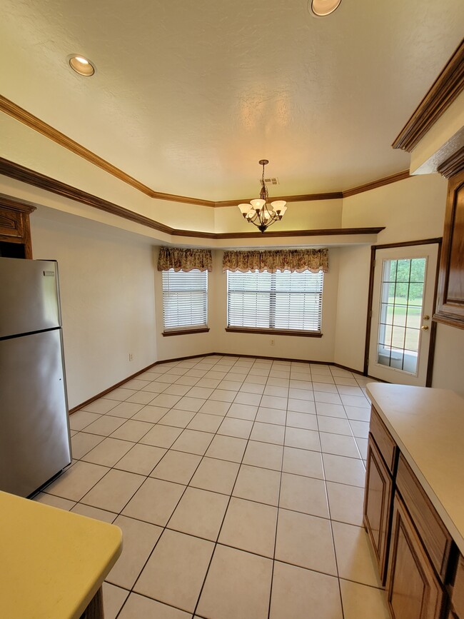 Building Photo - 8415 Valley Creek Dr
