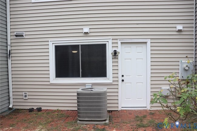 Building Photo - 8102 Clovertree Ct
