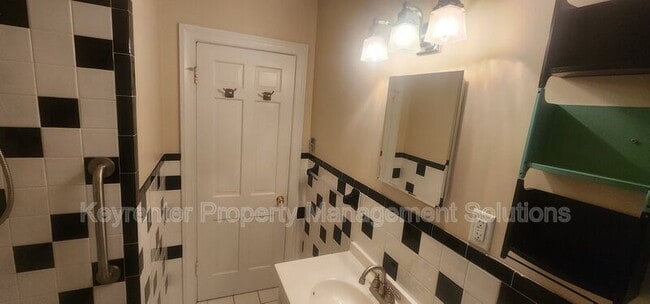 Building Photo - 127 College Cir