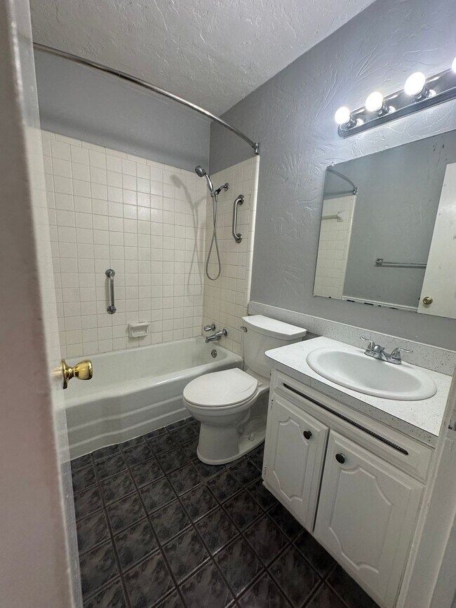 Building Photo - 4844 Woodview Dr