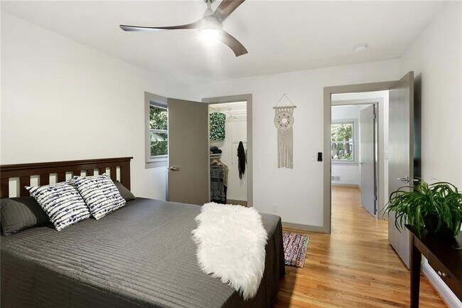 Building Photo - 1995 Commodore Ln