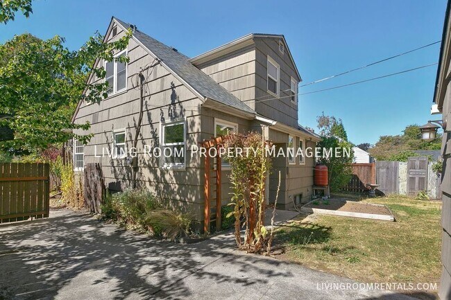 Building Photo - 5026 N Commercial Ave