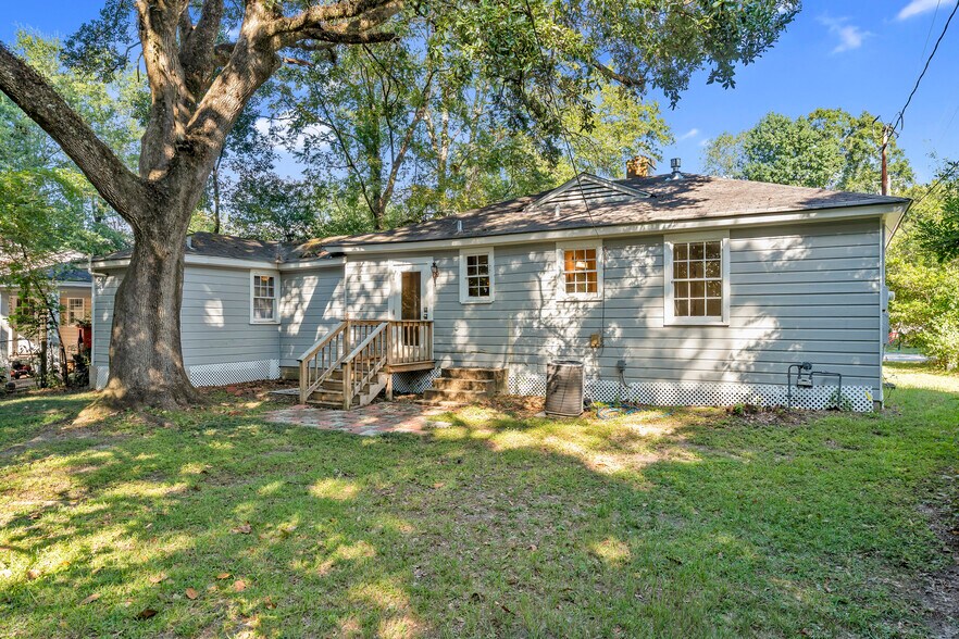 Building Photo - 207 Border Dr E